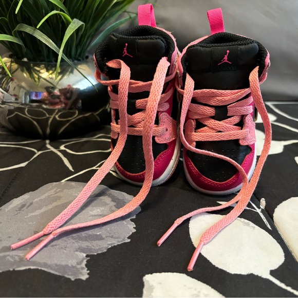 Jordan 1 Mid - Picture 2 of 5